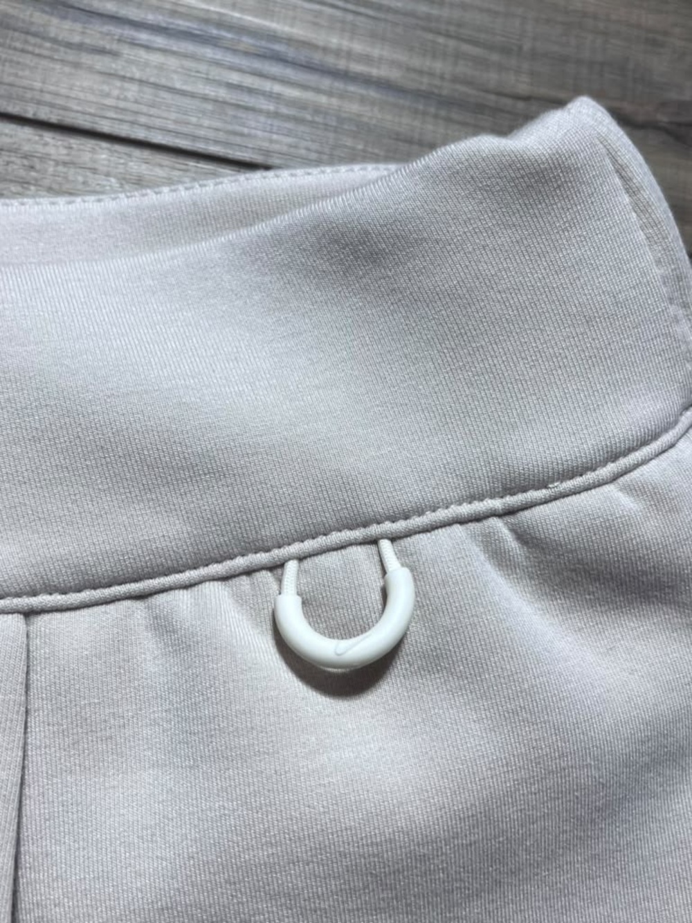Nike Womens 24.7 Impossiblysoft Mid-Rise Loose 4” Shorts Size XL Light Cream - Picture 10 of 16